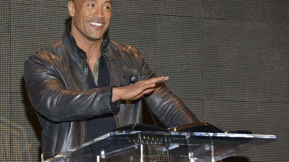 Dwayne Johnson. Jeho úsměv možná funguje na fanynky ještě víc než svaly